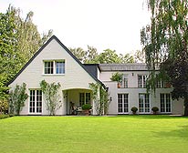 Villa im Landhausstil in Düsseldorf Kaiserswerth mit Rheinblick und schönen Garten zu verkaufen